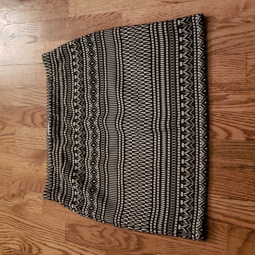 (S) Reitmans Patterned Slim Fit Skirt Business Casual Date Night Occasion